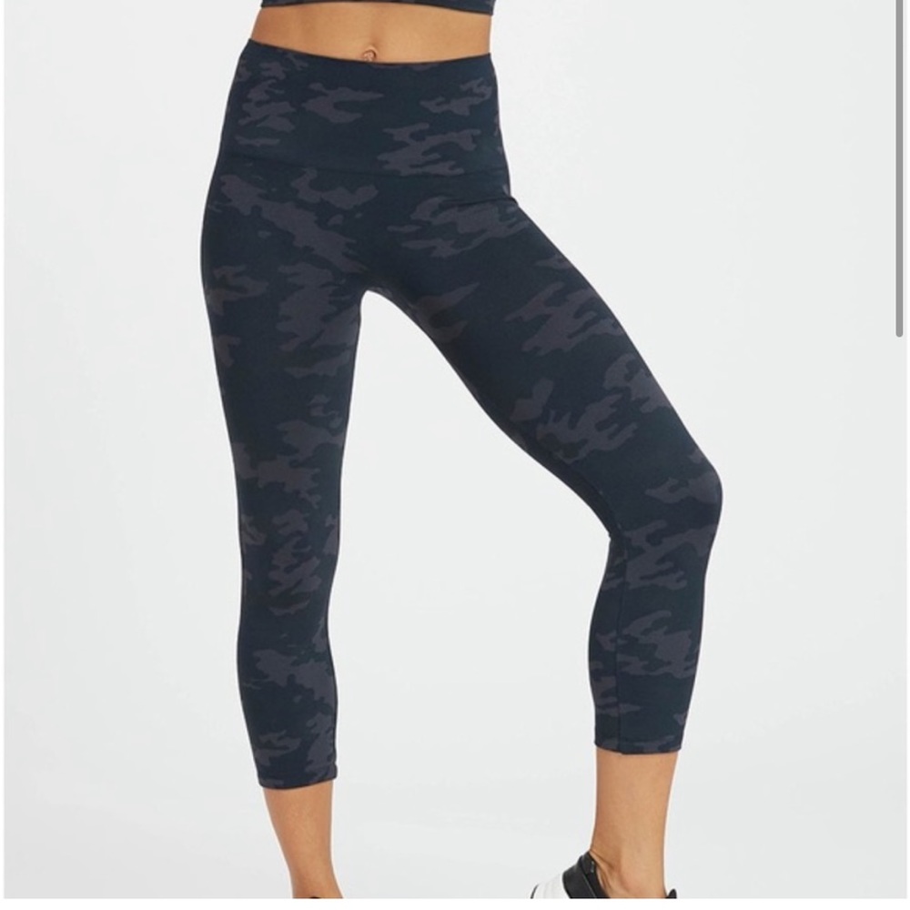 Spanx black camo cropped length leggings Small NWT